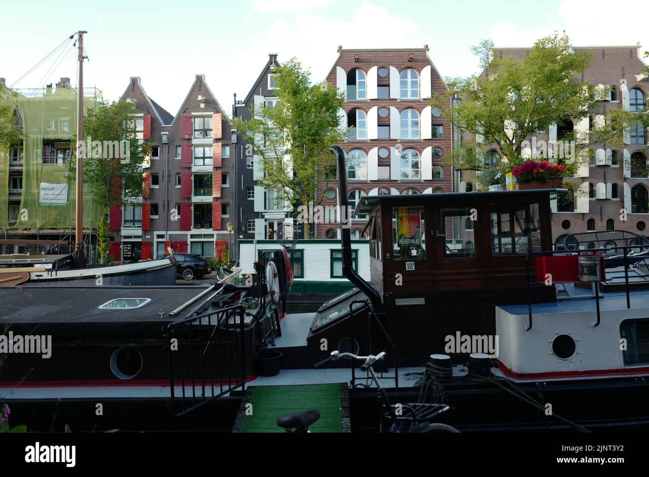 Lastkähne auf der Brouwersgracht in Jordaan in Amsterdam Stockfoto