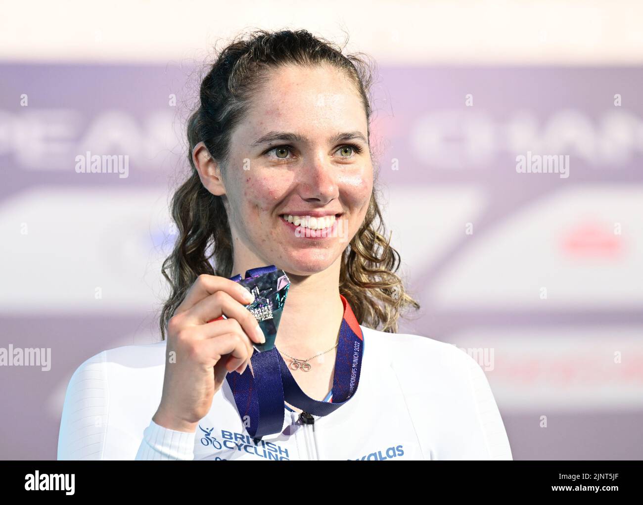 München, Deutschland. 13. August 2022. Europameisterschaften, Europameisterschaft, Leichtathletik, Eliminierung, Frauen, Messe München. Der britische Pfeiffer Georgi jubelt mit der Silbermedaille. Quelle: Angelika Warmuth/dpa/Alamy Live News Stockfoto