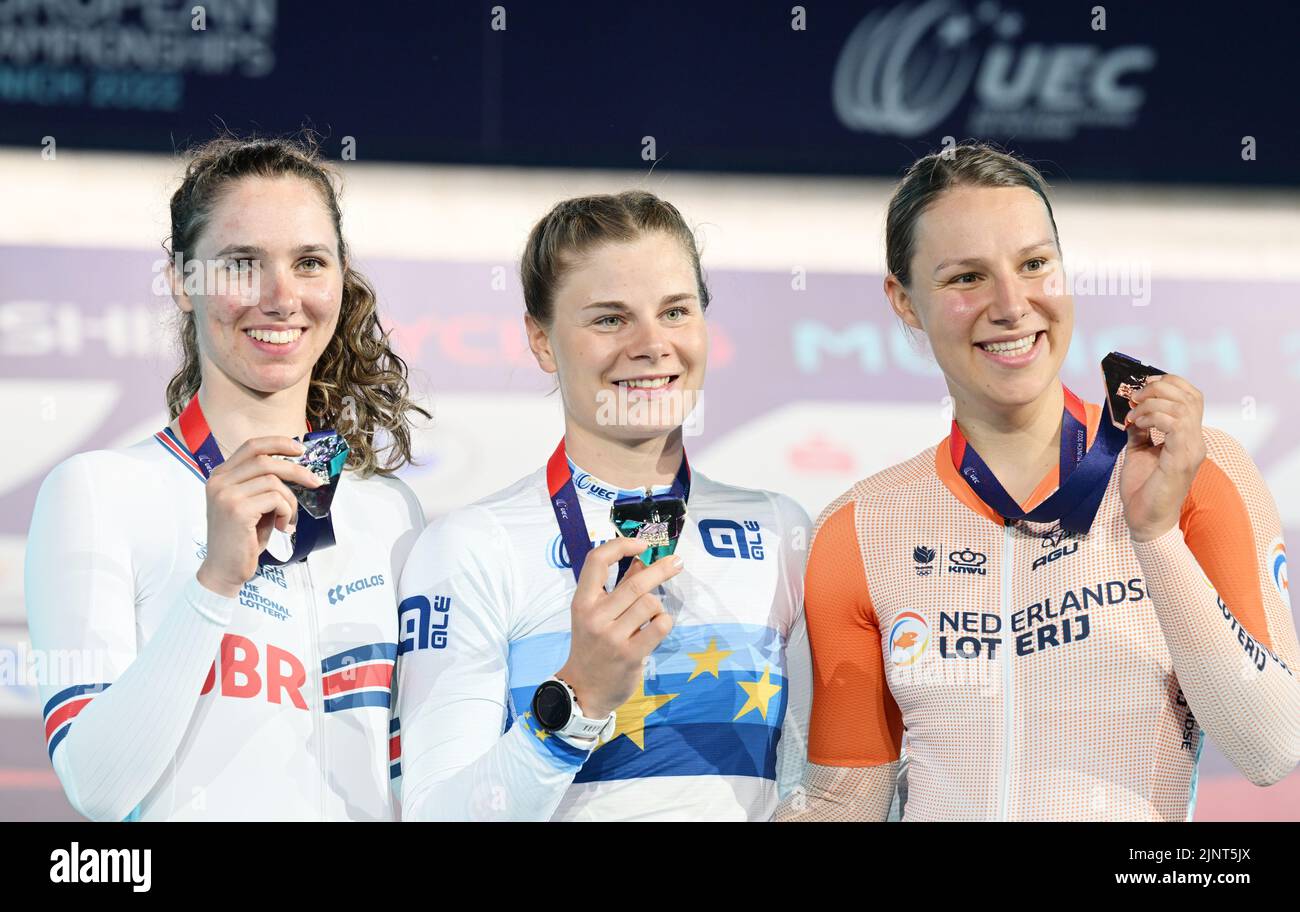 München, Deutschland. 13. August 2022. Europameisterschaften, Europameisterschaft, Leichtathletik, Eliminierung, Frauen, Messe München. Der britische Pfeiffer Georgi (2.. Platz, l-r), die belgische Lotte Kopecky (1.. Platz) und der niederländische Mylene De Zoete (3.. Platz) jubeln mit ihren Medaillen. Quelle: Angelika Warmuth/dpa/Alamy Live News Stockfoto