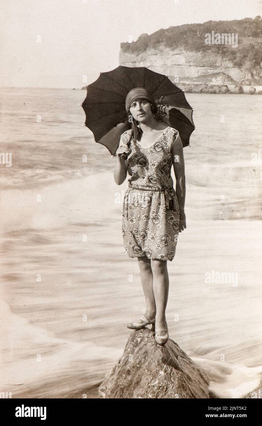 Porträt einer Frau mit einem Regenschirm an der ligurischen Küste Mitte der zwanziger Jahre Stockfoto