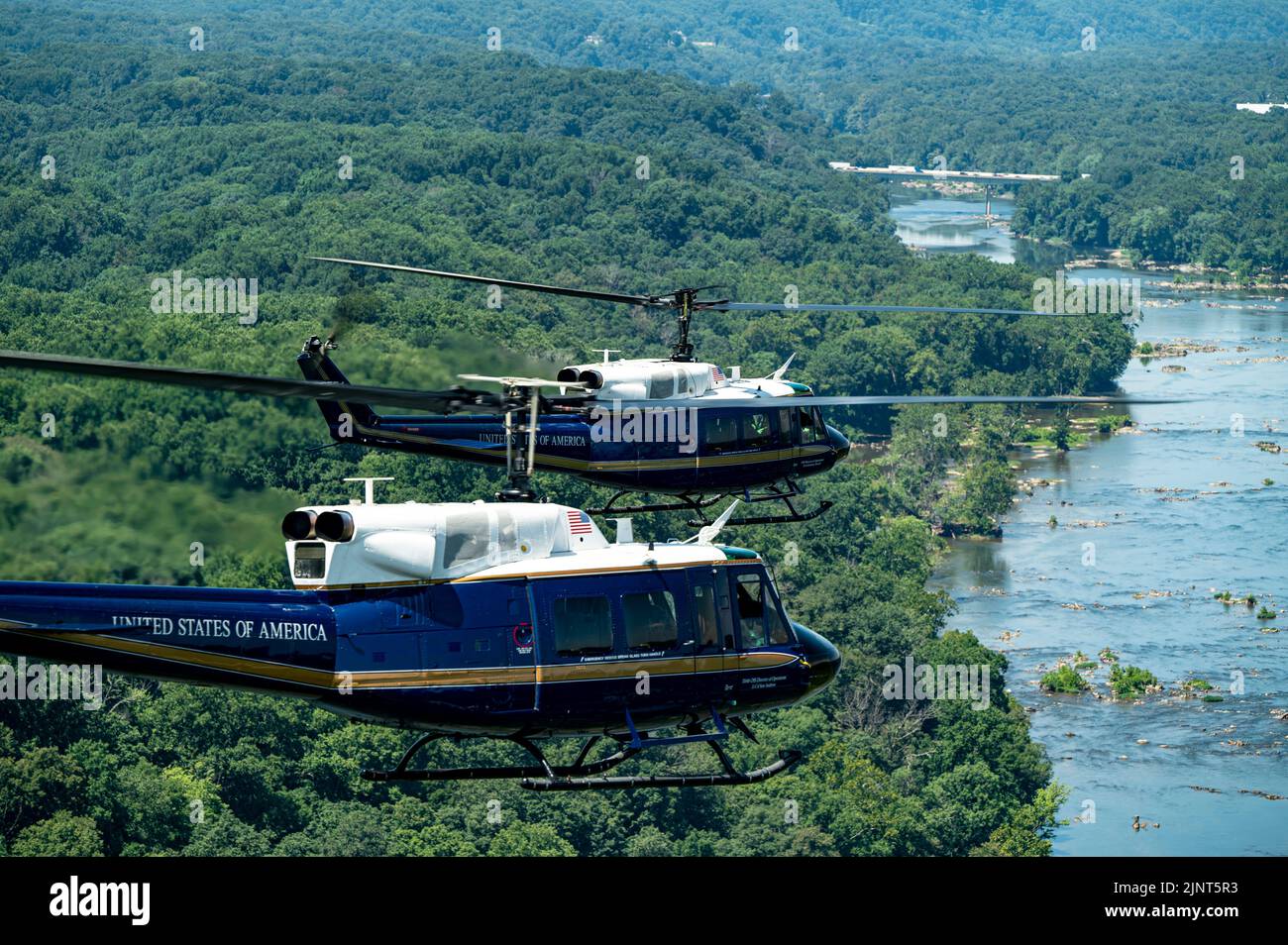 UH-1N Huey Heliopter, die der ersten Helicopter Squadron, Joint Base Andrews, MD., zugewiesen wurden, fliegen während des Trainings am 9. August 2022 über den Potomac River, Viginia. 1 die Mission von HS besteht darin, eine vorrangige Luftbrücke für hochrangige zivile und militärische Führungskräfte auf nationaler Ebene in der Region der Hauptstadt zu schaffen. (USA Luftwaffe Foto von Master Sgt. Nicholikpriester) Stockfoto