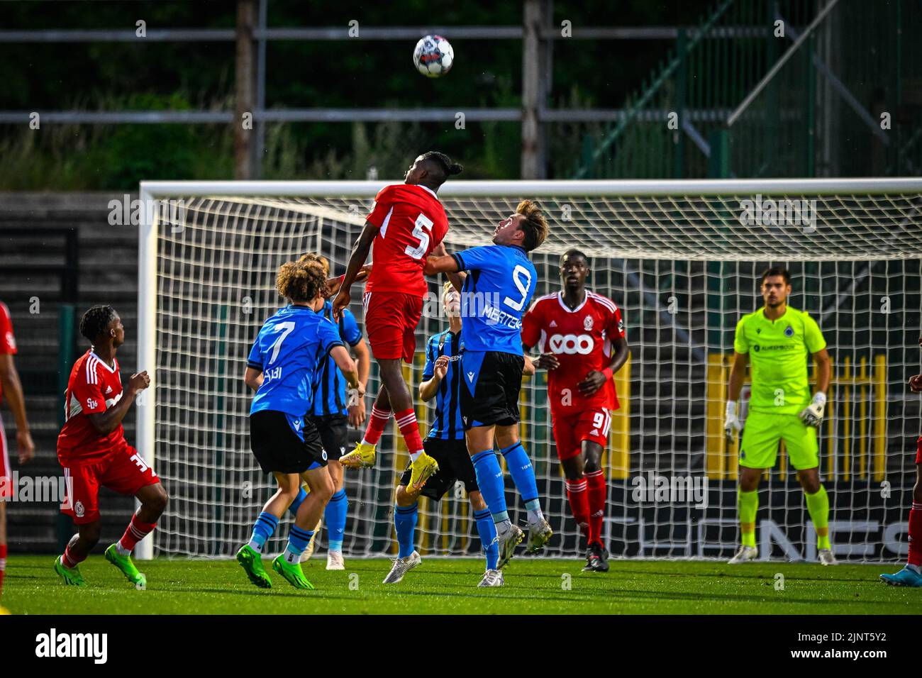 Nathan Ngoy von SL 16 und Lennart Mertens von Club NXT kämpfen am Samstag, dem 13. August 2022 in Roeselare, am 1. Tag der „Challenger Pro League“ der belgischen Meisterschaft 2022-2023, während eines Fußballmatches zwischen Club NXT und SL16 um den Ball. BELGA FOTO FILIP LANSZWEERT Stockfoto