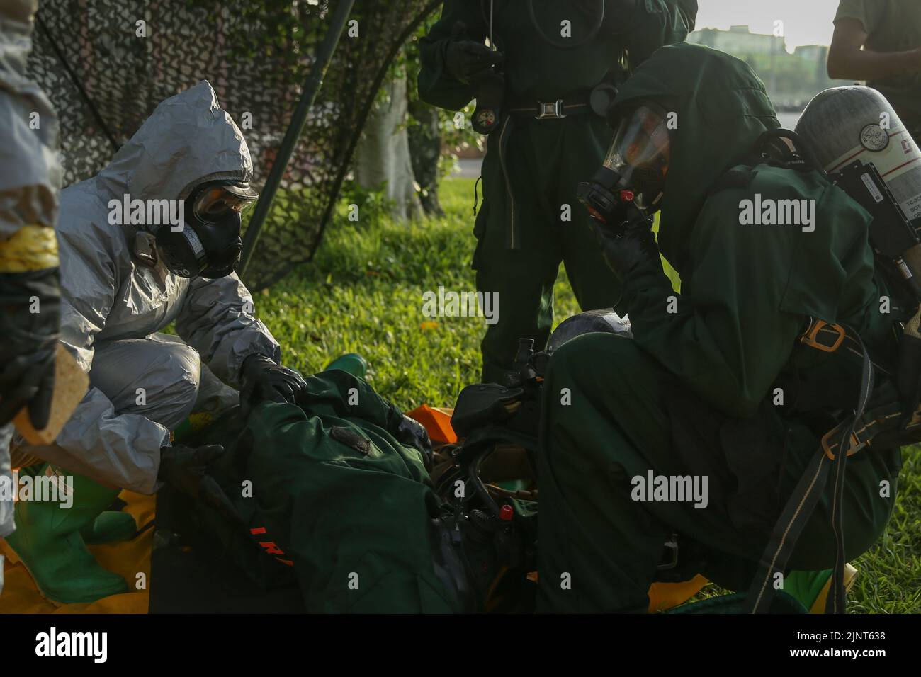 US Marine Corps Chemical, Biological, Radiological, and Nuclear Defense Specialists from Units across III Marine Expeditionary Force führen Dekontaminationsübungen während der Übung Toxic Bayou im Naha Military Port, Okinawa, Japan, 11. August 2022 durch. Die Marineinfanteristen führten eine Übung „Toxic Bayou“ durch, um ihre Fähigkeiten bei Operationen zur Bekämpfung von Massenvernichtungswaffen in einzigartigen und herausfordernden Umgebungen zu verfeinern. 3. MLG mit Sitz in Okinawa, Japan, ist eine nach vorne eingesetzte Kampfeinheit, die als umfassendes Logistik- und Kampfdienststützpunkt der III MEF für Einsätze während des gesamten Th dient Stockfoto
