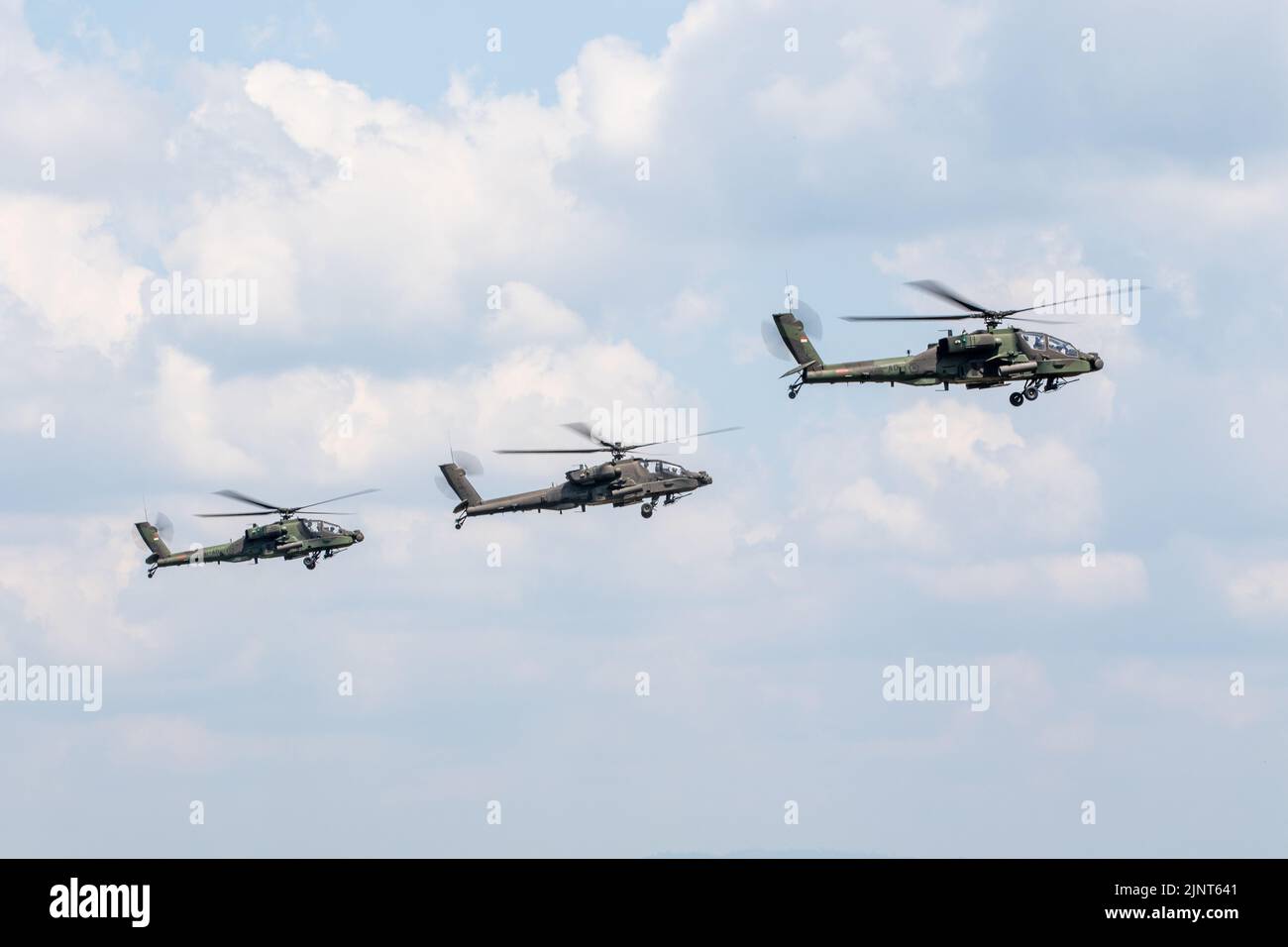 Ein Hubschrauber der US-Armee AH-64E Apache, der dem Angriffsbataillon 1-229, der Combat Aviation Brigade 16., zugewiesen wurde, wird von zwei AH-64E Apache-Hubschraubern, die 11. Squadron, TNI-AD (indonesische Armee), während einer kombinierten Feuerprobe in der Nähe von Baturaja, Indonesien, am 11. August, zugewiesen wurden, flankiert. 2022 als Teil von Super Garuda Shield 22. Super Garuda Shield, ein Teil der Operation Pathways und eine langjährige jährliche, bilaterale militärische Übung, die zwischen dem US-Militär, den indonesischen nationalen Streitkräften, durchgeführt wird, hat sich nun zu einer multinationalen Übung mit 14 Nationen erweitert. Diese Übung bestärkt die Stockfoto