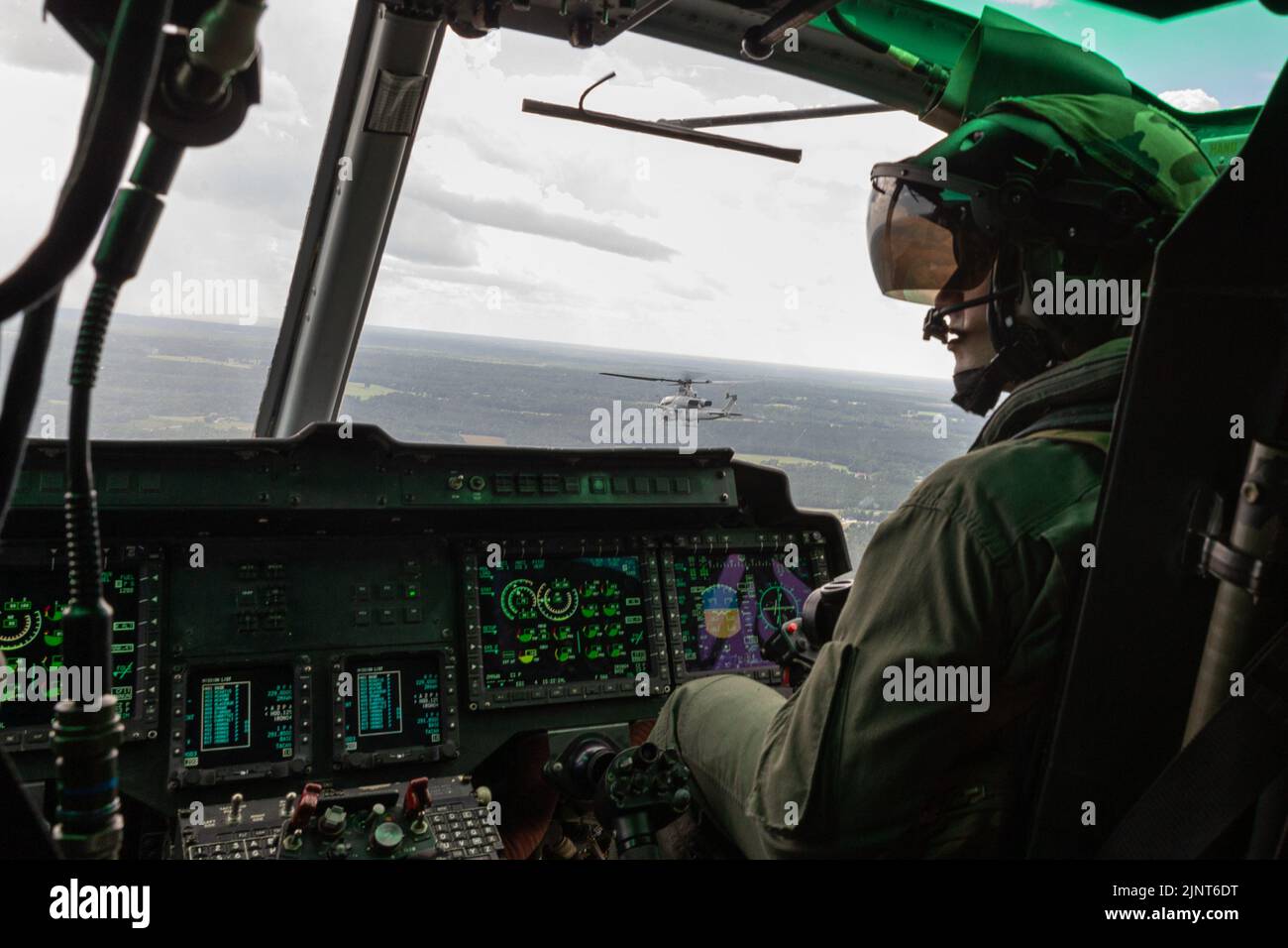 US Marine Corps Capt. Jordan Boyland, ein Pilot mit Marine Light Attack Helicopter Squadron (HMLA) 269, fliegt ein UH-1Y Gift auf der Marine Corps Air Station New River, North Carolina, 9. August 2022. HMLA-269 wurde geschult, um die Kenntnisse in der Nahverkehrsunterstützung zu verbessern. HMLA-269 ist eine untergeordnete Einheit des 2. Marine Aircraft Wing, dem Luftkampfelement der II Marine Expeditionary Force. (USA Marine Corps Foto von Lance CPL. Anakin Smith) Stockfoto