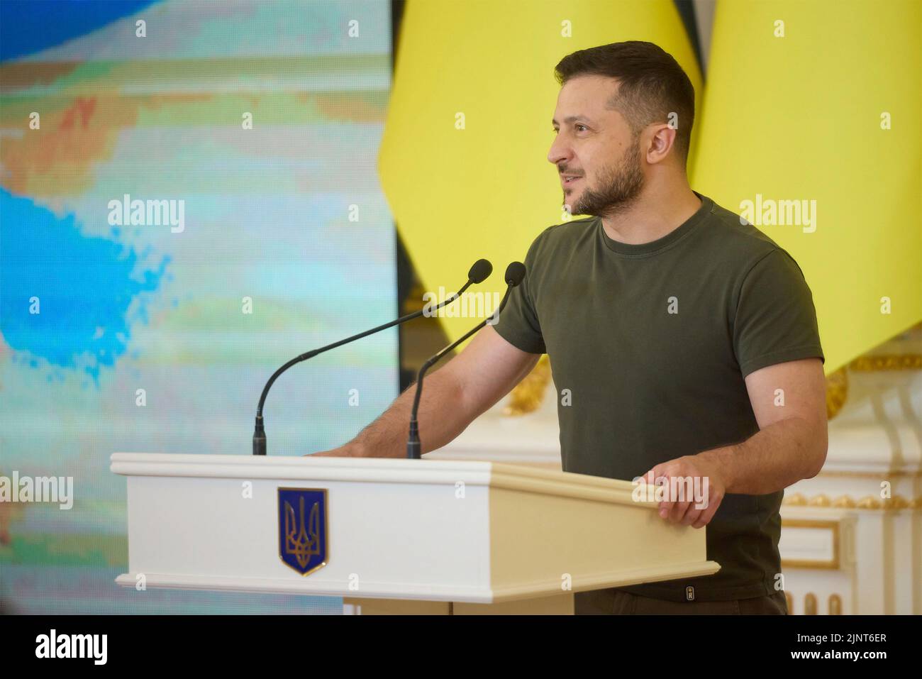 Kiew, Ukraine. 12. August 2022. Der ukrainische Präsident Wolodymyr Zelenskyy hält während einer Veranstaltung zur Feier von Kinderrettern und Kriegshelden anlässlich des Internationalen Jugendtages in der Weißen Halle der Helden im Mariinskyi-Palast am 12. August 2022 in Kiew, Ukraine, eine Rede. Quelle: Sarsenov Daniiar/Ukraine Presidency/Alamy Live News Stockfoto