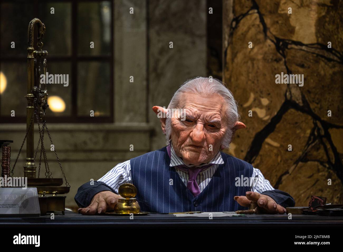 London, Großbritannien - 10. Juni 2022: Goblin Teller sitzt an seinem Schreibtisch in der Gringotts Wizarding Bank in der Winkelgasse, Harry Potter Studio, London Stockfoto