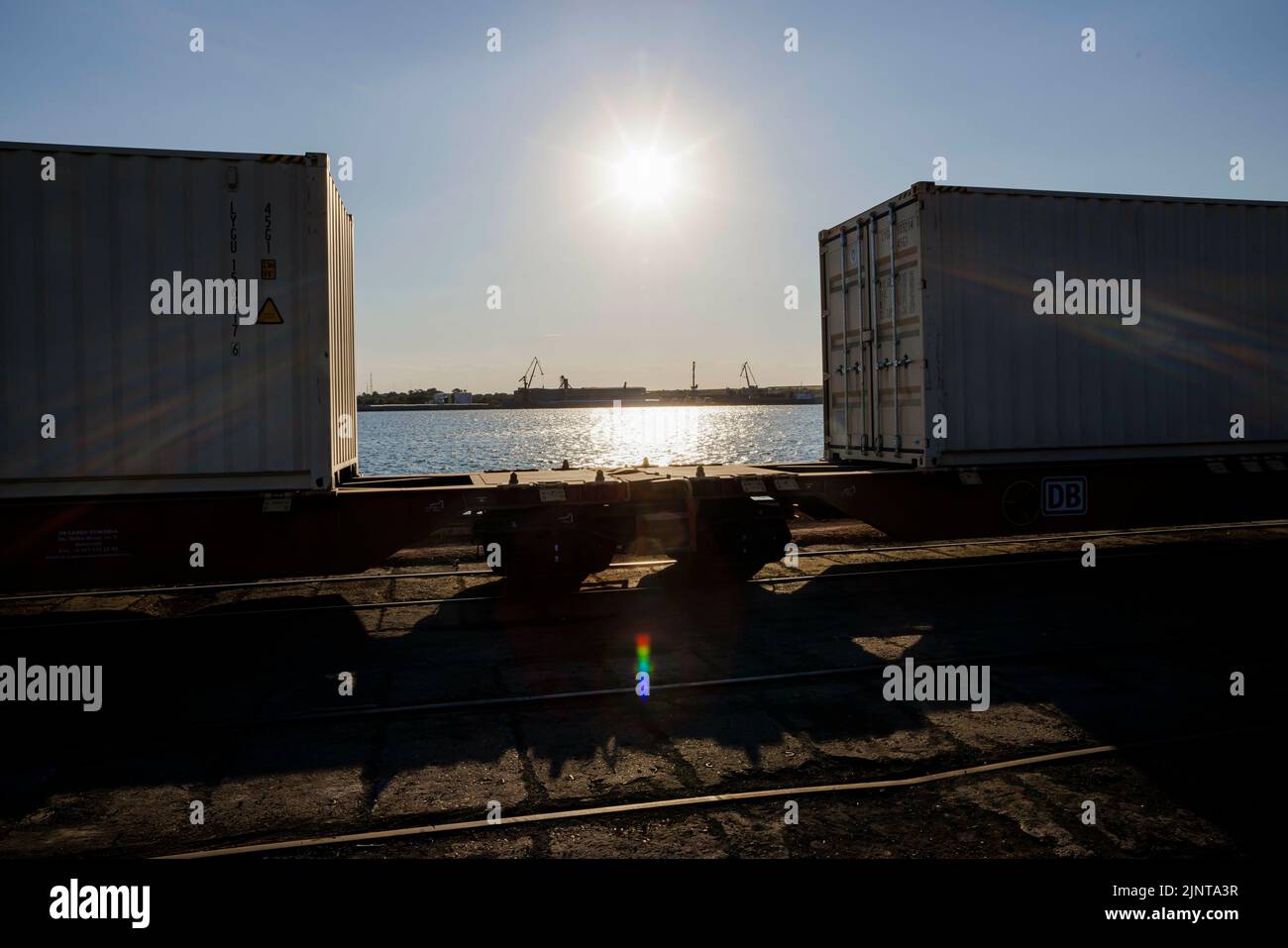 DIE GÜTERWAGEN VON DB Cargo werden im Hafen von Constanta abgestellt. Im Hafen von Constanta wird Getreide, das per Güterzug aus der Ukraine geliefert wird, auf Frachtschiffe umgeschlagen und exportiert. Constanta, 07/15/2022 Stockfoto