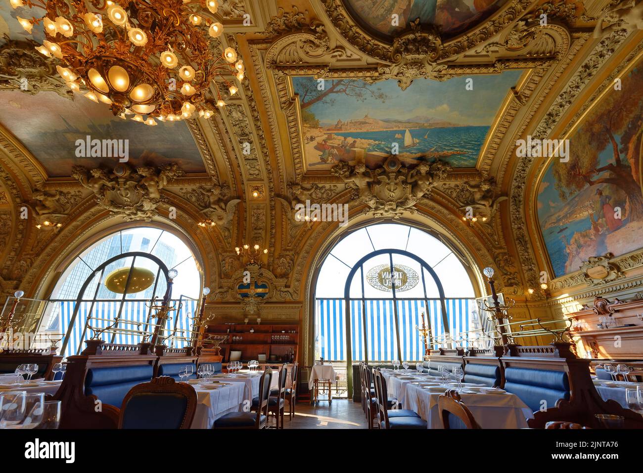 Le Train Bleu ist ein berühmtes Restaurant in der Halle des Bahnhofs Gare de Lyon in Paris. Stockfoto