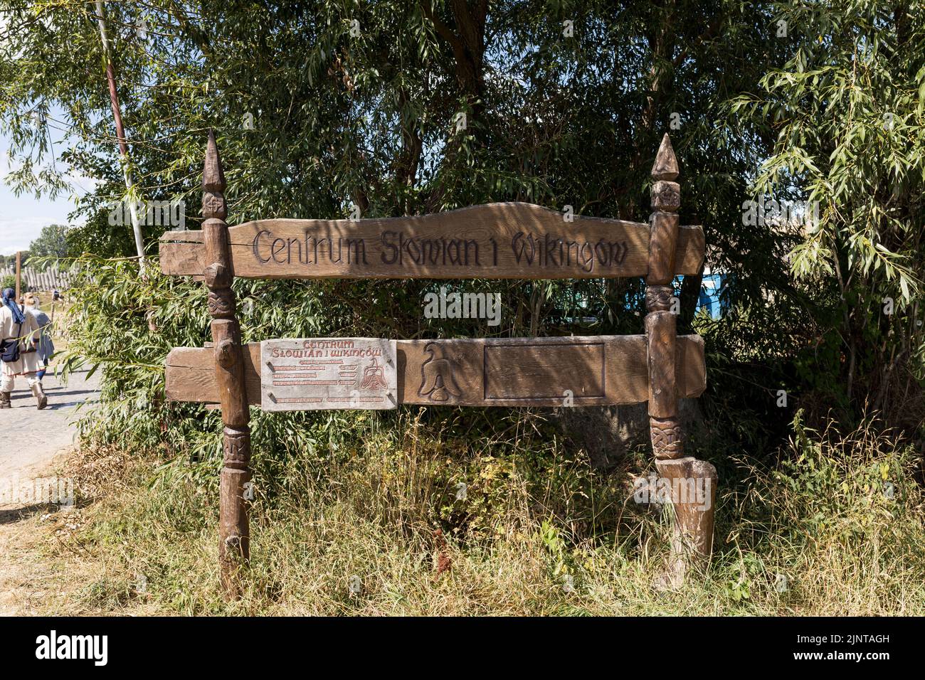 WOLIN, POLEN - 6. AUGUST 2022: XXVII. Festival der Slawen und Wikinger, Schild am Haupteingang des mittelalterlichen Holzschlosses in Wolin Stockfoto