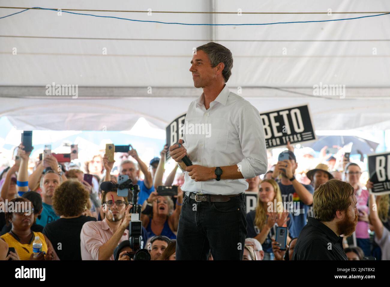 13. August 2022: Beto O'Rourke, demokratischer Kandidat für den Gouverneur von Texas, brachte seinen 'Drive for Texas' bei mehr als 2.500 Wählern im stark republikanischen Frisco, Texas, im Collin County (nördlich von Dallas).Beto wird in diesem Sommer mehr als 5.600 Meilen zurücklegen, um rund 70 öffentliche Veranstaltungen in allen Teilen des Bundesstaates abzuhalten.die Wahlen finden am 8.. November 2022 statt, weniger als 90 Tage nach heute (Bildquelle: © AVI Adelman/ZUMA Press Wire) Stockfoto