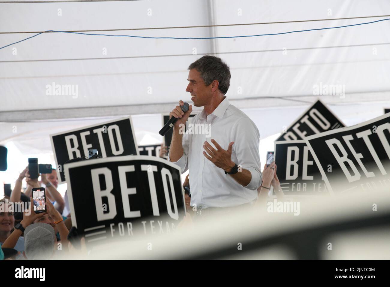 13. August 2022: Beto O'Rourke, demokratischer Kandidat für den Gouverneur von Texas, brachte seinen 'Drive for Texas' bei mehr als 2.500 Wählern im stark republikanischen Frisco, Texas, im Collin County (nördlich von Dallas).Beto wird in diesem Sommer mehr als 5.600 Meilen zurücklegen, um rund 70 öffentliche Veranstaltungen in allen Teilen des Bundesstaates abzuhalten.die Wahlen finden am 8.. November 2022 statt, weniger als 90 Tage nach heute (Bildquelle: © AVI Adelman/ZUMA Press Wire) Stockfoto