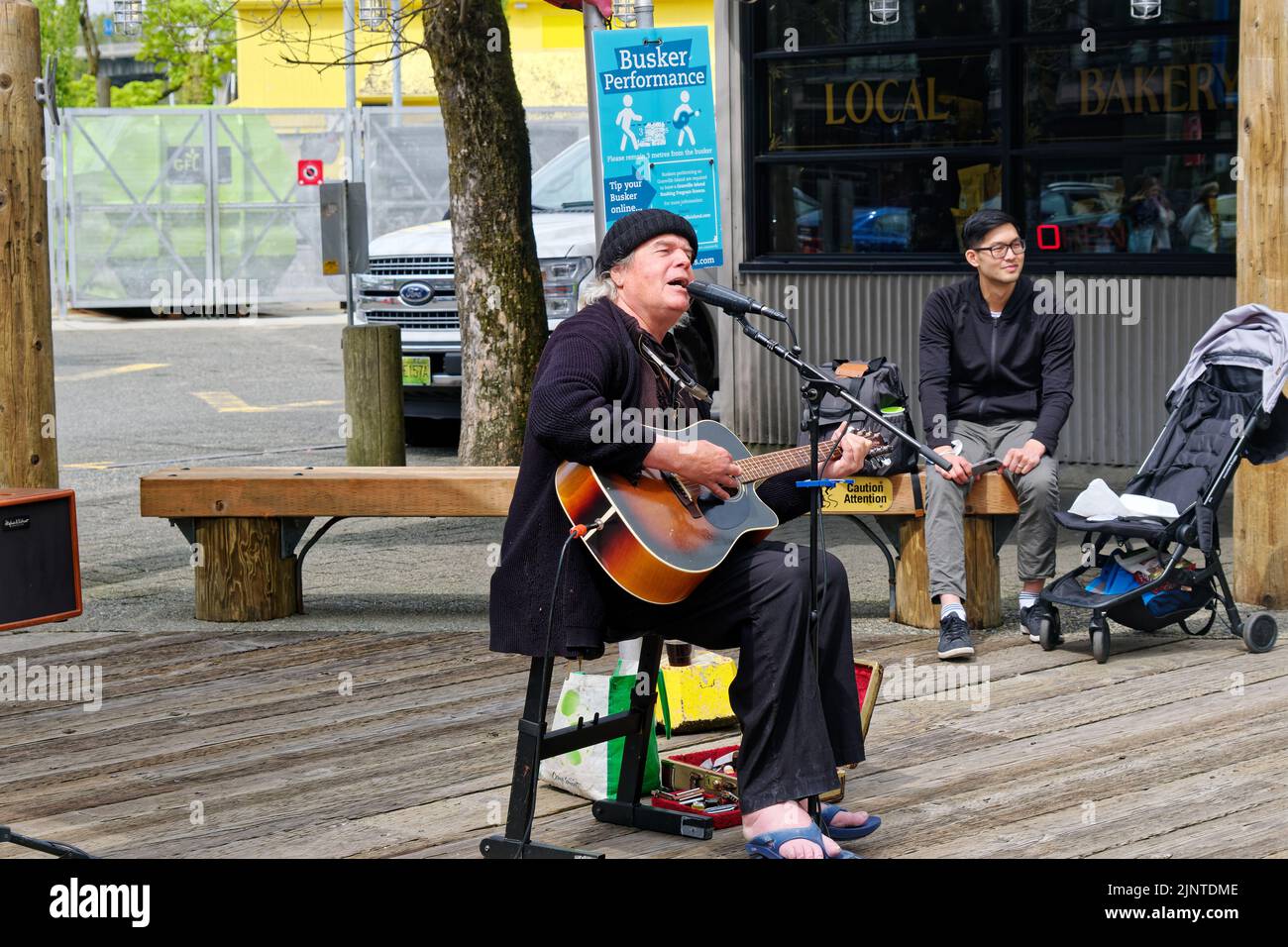 VANCOUVER, BRITISH COLUMBIA - 29. April 2022: Vancouver, ein geschäftiger Hafenort an der Westküste in British Columbia, gehört zu den Kanadas, die am dichtesten und ethnischsten sind Stockfoto