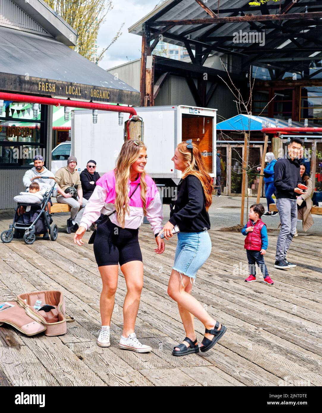 VANCOUVER, BRITISH COLUMBIA - 29. April 2022: Vancouver, ein geschäftiger Hafenort an der Westküste in British Columbia, gehört zu den Kanadas, die am dichtesten und ethnischsten sind Stockfoto