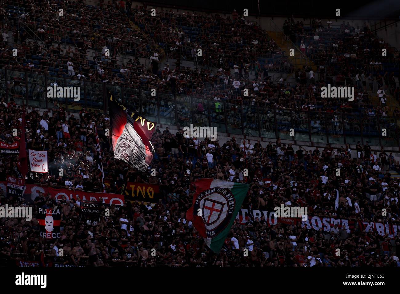 Mailand, Italien, 13.. August 2022. AC Mailand Fans winken eine Flagge mit der Mole Antoneliana von Turin während der Serie A Spiel bei Giuseppe Meazza, Mailand. Bildnachweis sollte lauten: Jonathan Moscrop / Sportimage Stockfoto