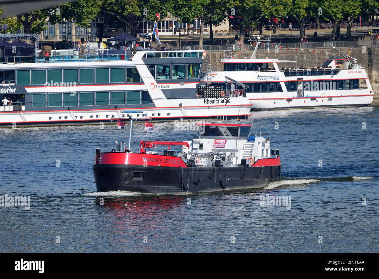 Köln, Deutschland 10. August 2022: Passieren des Bunkerschiffes Service 15 auf dem rhein in köln vor Ausflugsschiffen Stockfoto