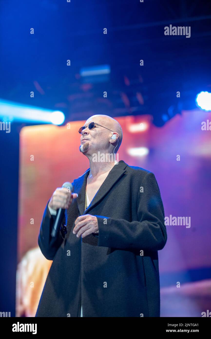 Belfast, Großbritannien. 13. August 2022. 13.. August 2022 die Human League spielte Feile an Phobail in Belfast. Die Bandmitglieder Phil Oakey, Susan Ann Sulley und Joanne Catherall sowie die Backing-Band Credit: Bonzo/Alamy Live News Stockfoto