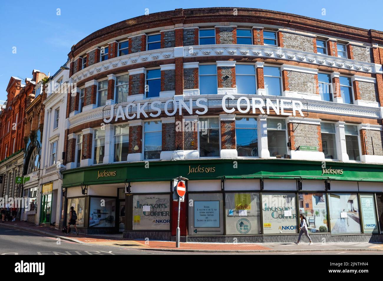 Jacksons Corner in Reading, England, liegt an der Ecke Market Place und Kings Road. Das Kaufhaus Jacksons ist bis zu seiner Schließung im Jahr 2013 beheimatet. Stockfoto