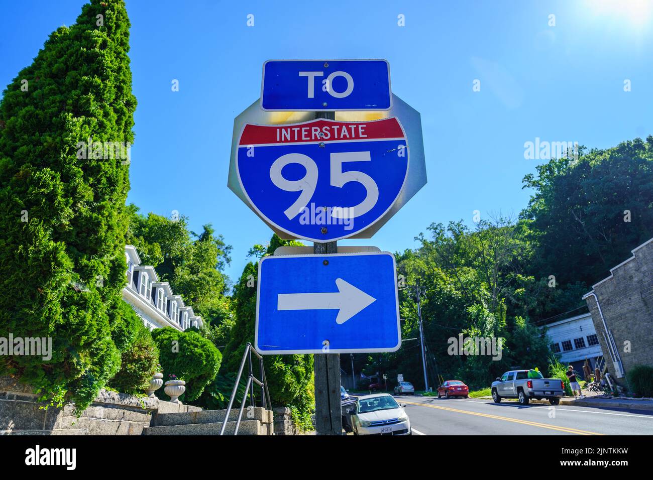 Port Deposit, MD, USA – 13. August 2022: Richtungsschild A bis Interstate 95, das Autofahrern rät, wie sie zur Autobahn kommen. Stockfoto