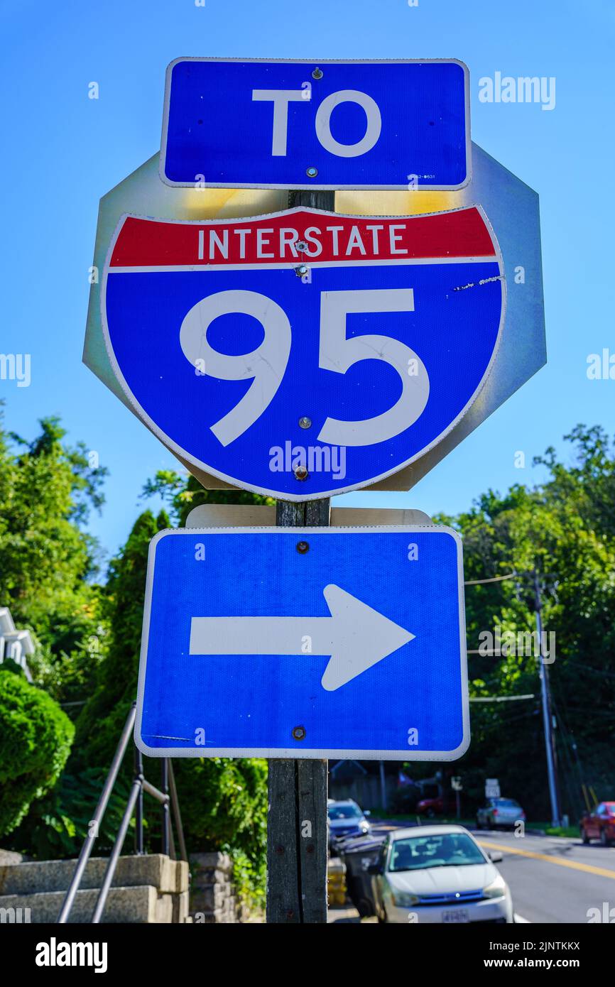 Port Deposit, MD, USA – 13. August 2022: Richtungsschild A bis Interstate 95, das Autofahrern rät, wie sie zur Autobahn kommen. Stockfoto