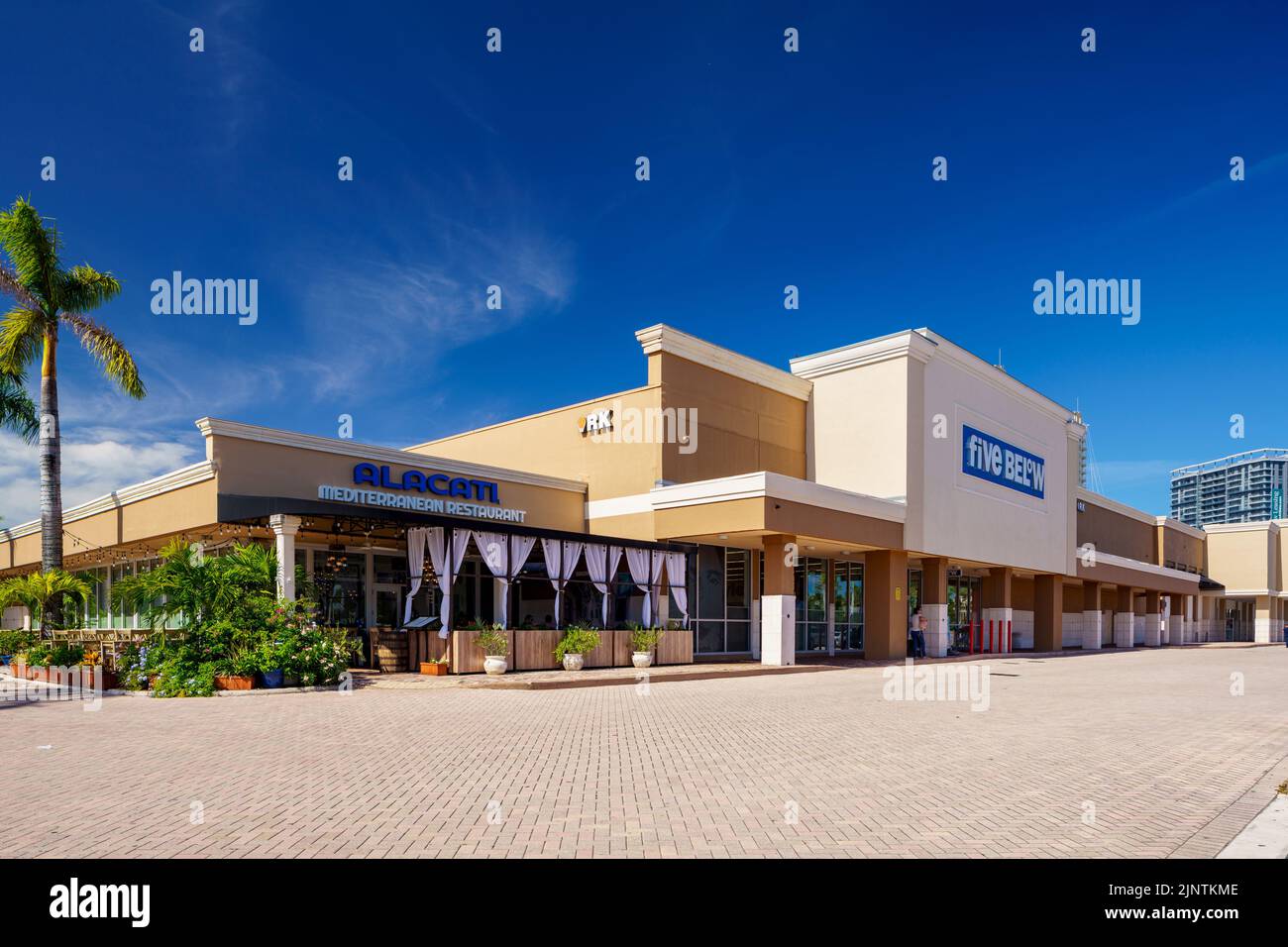 Hallandale Beach, FL, USA - 31. Juli 2022: Alacati Mediterranean Restaurant RK Diplomat Shopping Plaza Stockfoto