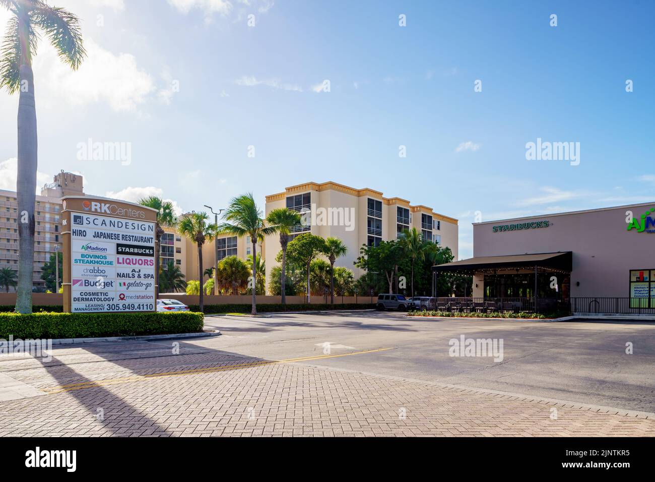 Miami, FL, USA - 31. Juli 2022: RK Center Sunny Isles Square Starbucks Coffee Stockfoto
