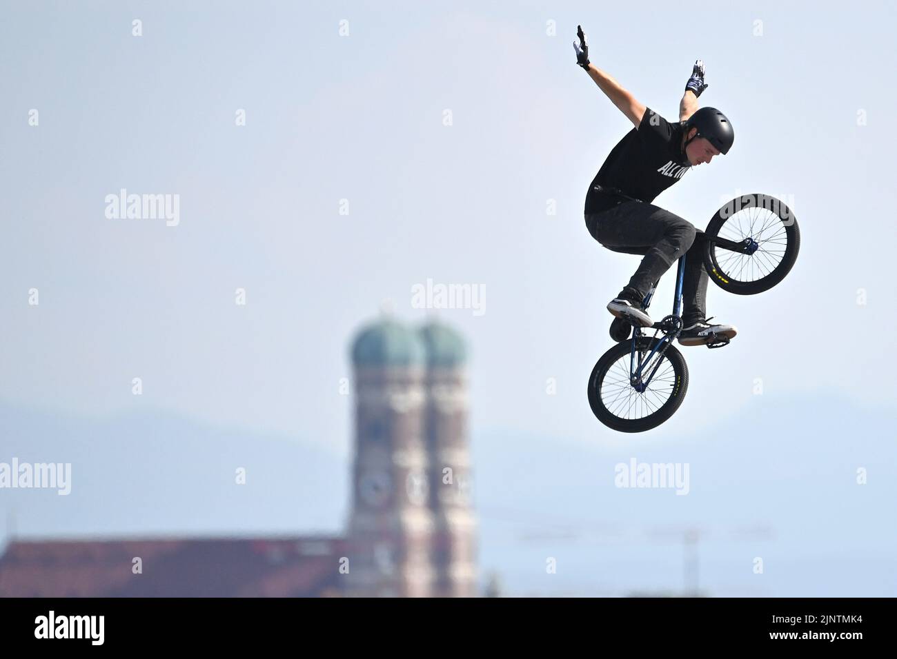 Feature, Randmotiv: Michael MEISEL (GER), Fahrer, akrobatische Aktion vor der Skyline der Stadt München mit Frauenkirche, Türme des Liebfrauendoms. Radfahren BMX Freestyle Männer, Radfahren Männer im Olympiapark. Europameisterschaften 2022 in München am 11. August 2022 ?SVEN SIMON Fotoagentur GmbH & Co. Pressefoto KG # Prinzess-Luise-Str. 41 # 45479 M uelheim/R uhr # Tel 0208/9413250 # Fax. 0208/9413260 # GLS Bank # BLZ 430 609 67 # Konto 4030 025 100 # IBAFeatureN DE75 4306 0967 4030 0251 00 # BIC GENODEM1GLS # www.svensimon.net. Stockfoto