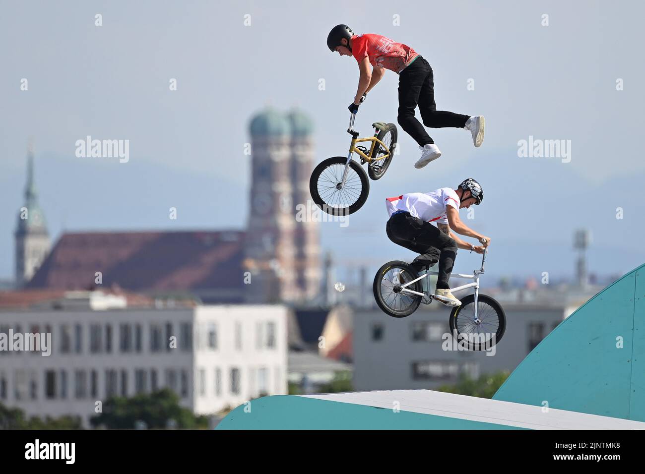 München, Deutschland. 11. August 2022. Feature, Randmotiv: Fahrer, akrobatische Aktion vor der Skyline der Stadt München mit der Frauenkirche, Türme des Liebfrauendoms. Radfahren BMX Freestyle Männer, Radfahren Männer im Olympiapark. Europameisterschaften 2022 in München am 11. August 2022 ?SVEN SIMON Fotoagentur GmbH & Co. Pressefoto KG # Prinzess-Luise-Str. 41 # 45479 M uelheim/R uhr # Tel 0208/9413250 # Fax. 0208/9413260 # GLS Bank # BLZ 430 609 67 # Konto 4030 025 100 # IBAFeatureN DE75 4306 0967 4030 0251 00 # BIC GENODEM1GLS # www.svensimon.net. Kredit: dpa/Alamy Live Nachrichten Stockfoto