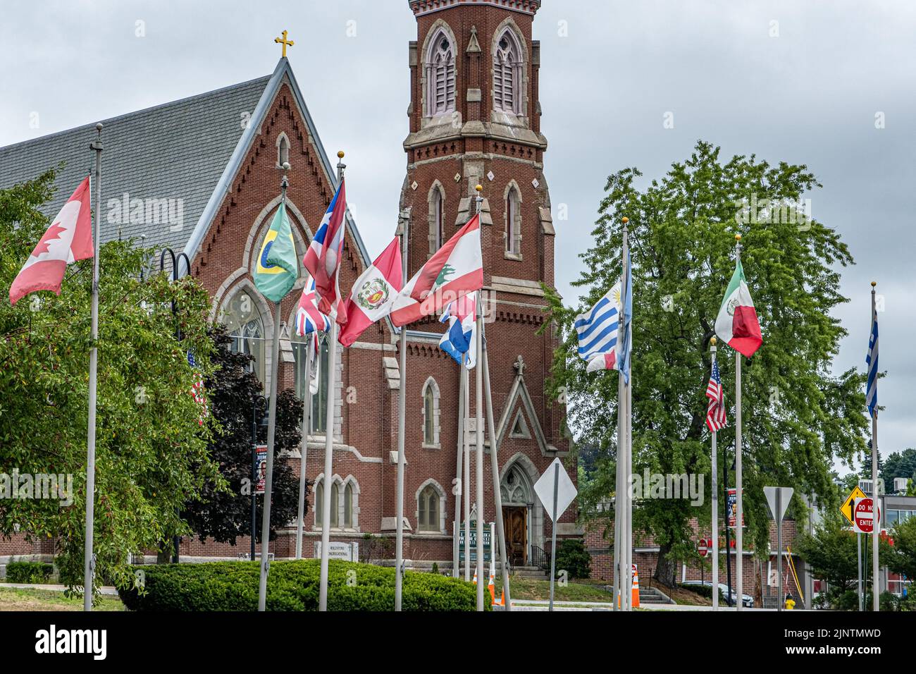 Gebäude in der Innenstadt von Fitchburg, Massachusetts - Flaggen aus vielen Ländern im Heritage Park Stockfoto