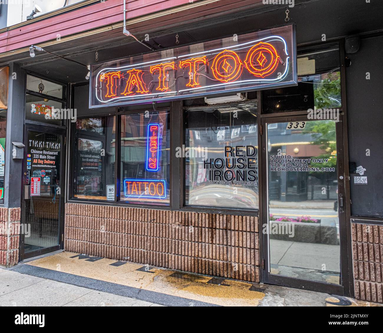 Gebäude in der Innenstadt von Fitchburg, Massachusetts - Tattoo-Salon Stockfoto