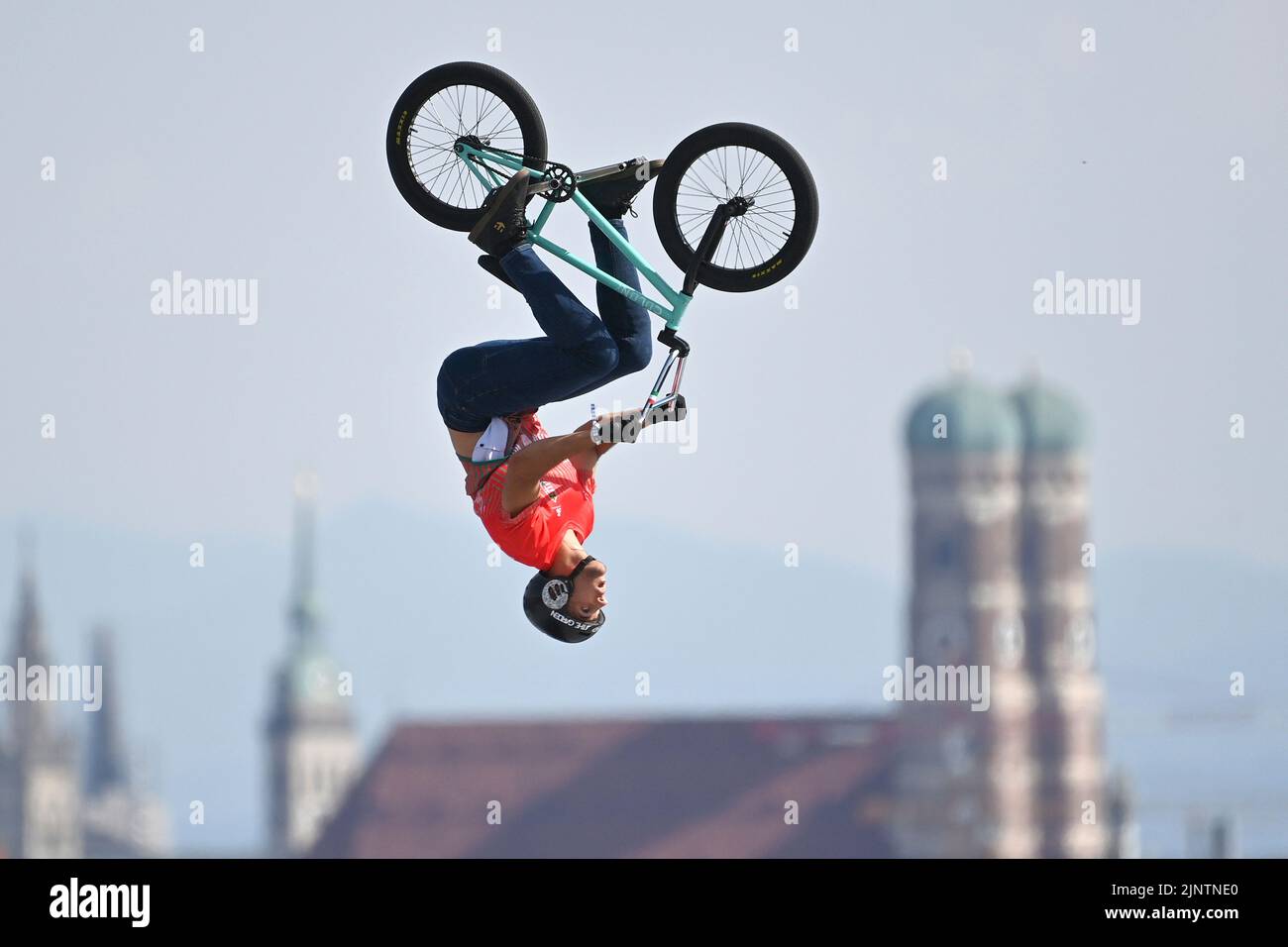 München, Deutschland. 11. August 2022. Feature, Randmotiv: Fahrer, akrobatische Aktion vor der Skyline der Stadt München mit der Frauenkirche, Türme des Liebfrauendoms. Radfahren BMX Freestyle Männer, Radfahren Männer im Olympiapark. Europameisterschaften 2022 in München am 11. August 2022 ?SVEN SIMON Fotoagentur GmbH & Co. Pressefoto KG # Prinzess-Luise-Str. 41 # 45479 M uelheim/R uhr # Tel 0208/9413250 # Fax. 0208/9413260 # GLS Bank # BLZ 430 609 67 # Konto 4030 025 100 # IBAFeatureN DE75 4306 0967 4030 0251 00 # BIC GENODEM1GLS # www.svensimon.net. Kredit: dpa/Alamy Live Nachrichten Stockfoto