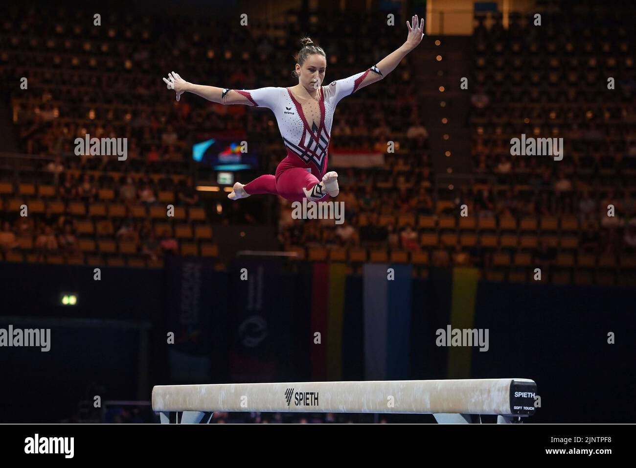 München, Deutschland. 11. August 2022. Sarah VOSS (GER), Action, Balance Beam, Balance Beam. Kunstturnen, Gymnastik, Frauen, Frauen in der Olympiahalle. Europameisterschaften München 2022 am 11.. August 2022 ?SVEN SIMON Fotoagentur GmbH & Co. Pressefoto KG # Prinzess-Luise-Str. 41 # 45479 M uelheim/R uhr # Tel 0208/9413250 # Fax. 0208/9413260 # GLS Bank # BLZ 430 609 67 # Konto 4030 025 100 # IBAN DE75 4306 0967 4030 0251 00 # BIC GENODEM1GLS # www.svensimon.net. Kredit: dpa/Alamy Live Nachrichten Stockfoto