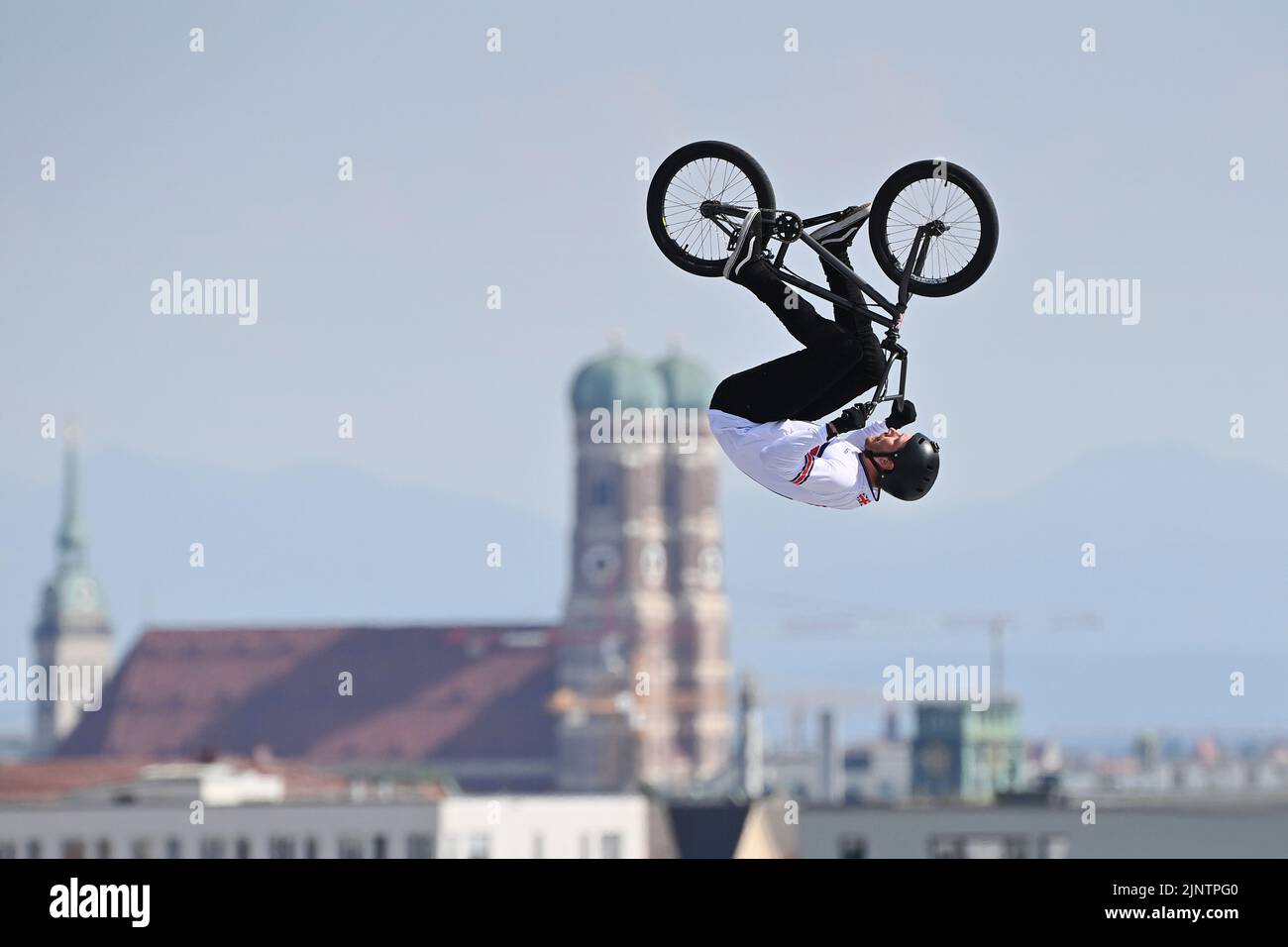 Feature, Randmotiv: Shaun GORNALL (GBR), akrobatische Aktion vor der Skyline der Stadt München mit Frauenkirche, Türme des Liebfrauendoms. Radfahren BMX Freestyle Männer, Radfahren Männer im Olympiapark. Europameisterschaften 2022 in München am 11. August 2022 ?SVEN SIMON Fotoagentur GmbH & Co. Pressefoto KG # Prinzess-Luise-Str. 41 # 45479 M uelheim/R uhr # Tel 0208/9413250 # Fax. 0208/9413260 # GLS Bank # BLZ 430 609 67 # Konto 4030 025 100 # IBAFeatureN DE75 4306 0967 4030 0251 00 # BIC GENODEM1GLS # www.svensimon.net. Stockfoto