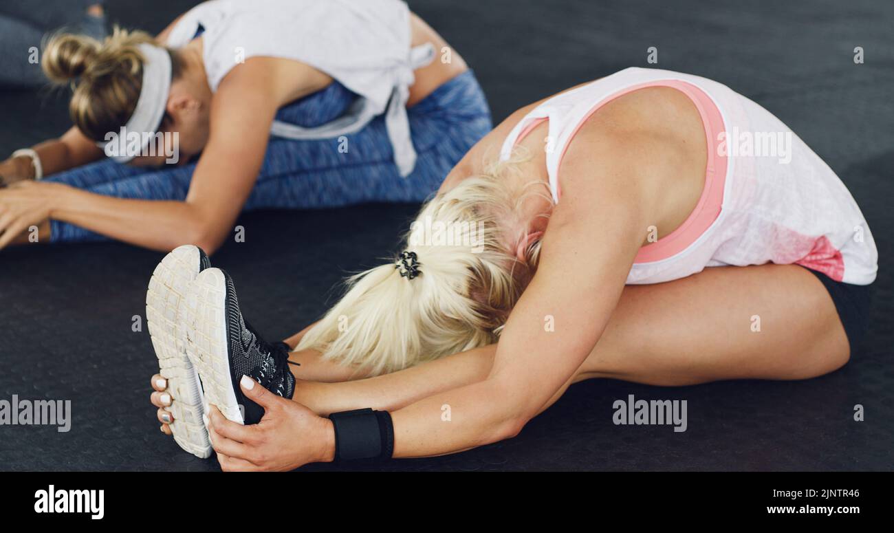 Wenn deine innere Kraft und deine äußere Stärke übereinstimmen. Junge Frauen trainieren gemeinsam in einem Fitnessstudio. Stockfoto