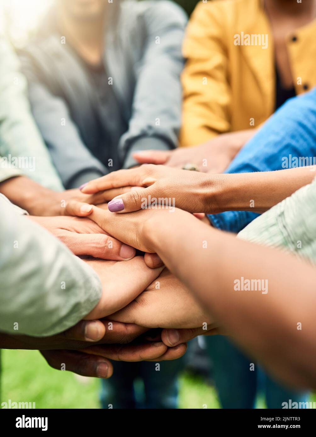 Echte Freunde stehen zusammen. Eine Gruppe von Menschen verbindet ihre Hände zusammen. Stockfoto