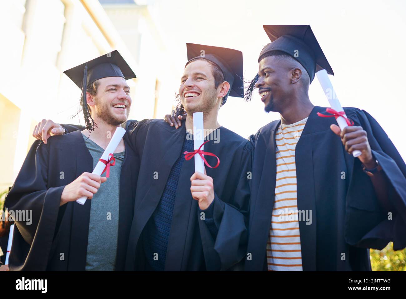 Das College war die beste Zeit unseres Lebens. Studenten am Abschlusstag von der Universität. Stockfoto