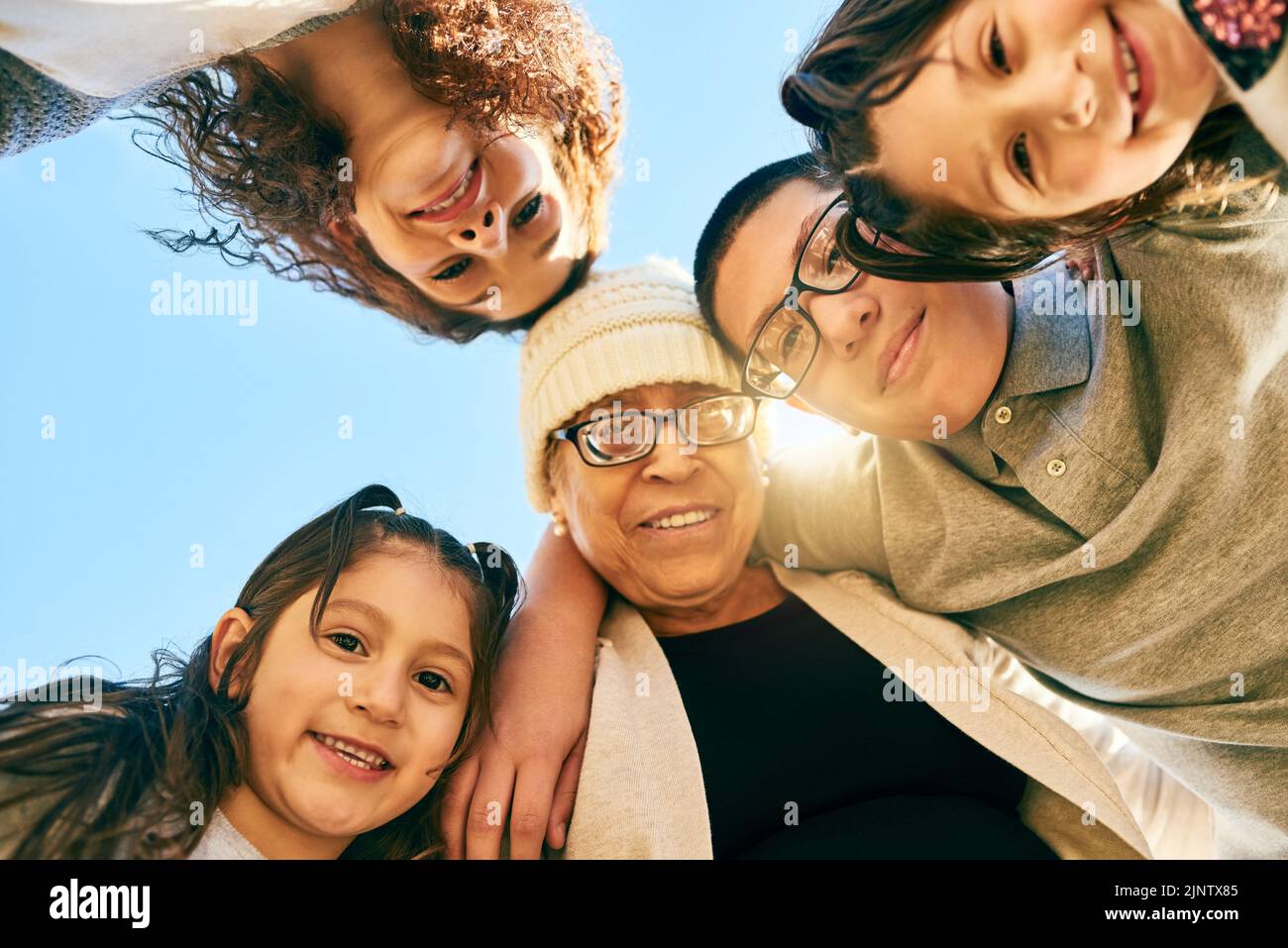 Nichts kann diese kostbare Familienzeit ersetzen. Aufnahme einer Familie mit mehreren Generationen, die im Freien Zeit miteinander verbringt. Stockfoto