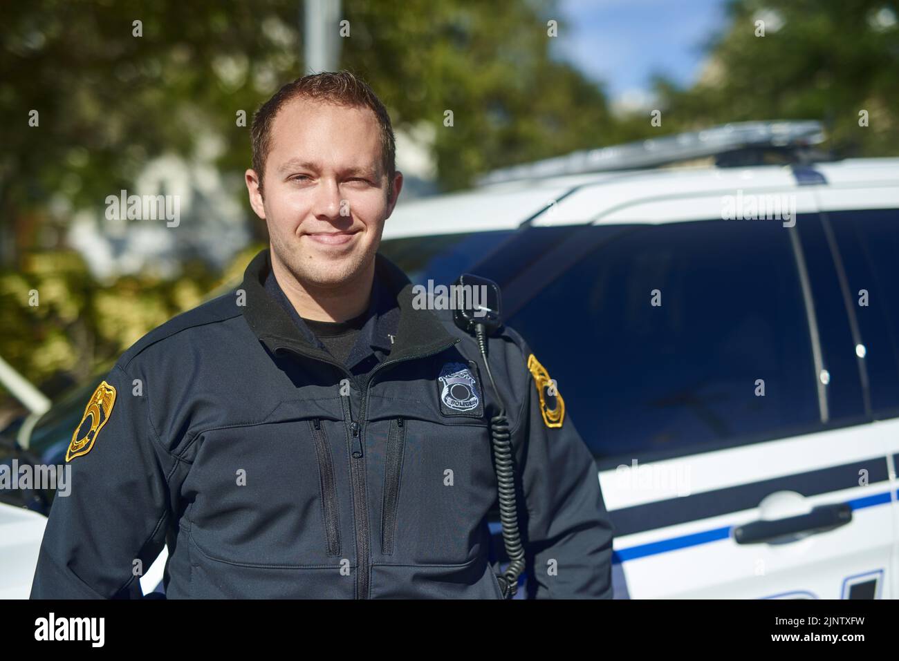 Ich habe einen guten Tag im Patrouillendienst. Beschnittenes Porträt eines hübschen jungen Polizisten auf Patrouille. Stockfoto
