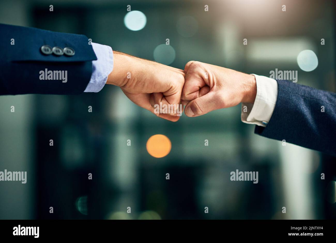 Partnerschaft, Teamwork und Einheit durch Hände Faustschlag zur Unterstützung einer Mission oder eines Ziels. Geschäftspartner arbeiten gemeinsam an einer Vision, der Gemeinschaftsplanung Stockfoto