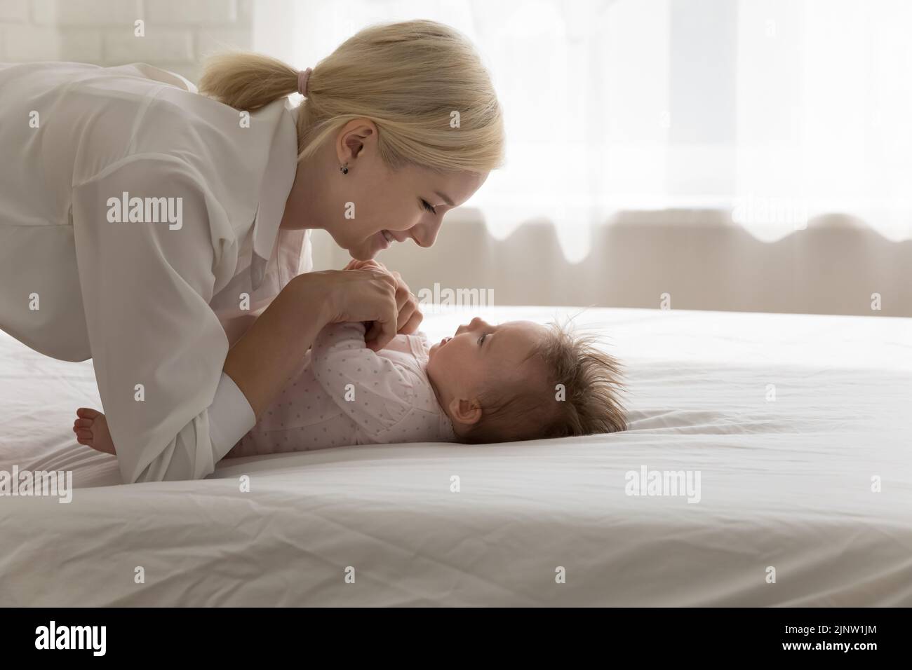 Mutter verbringt unbezahlbare Zeit, süße Momente mit dem neugeborenen Baby Stockfoto