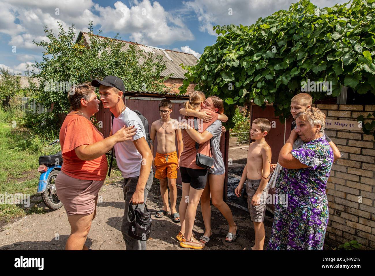 Kurdiumiwka, Oblast Donezk, Ukraine. 4. August 2022. Familienmitglieder