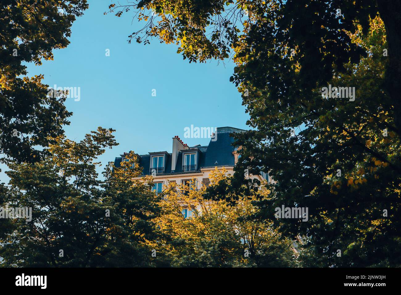 Gebäude in Montmartre, Paris im Haussmann-Stil Stockfoto