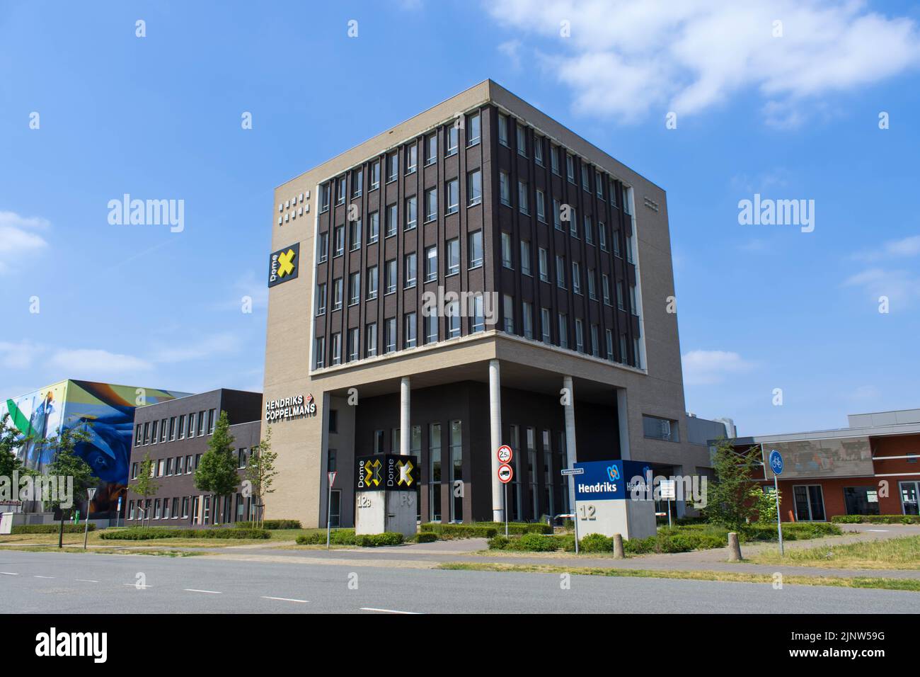 Mehrfirmengebäude „Dome-X“ im Norden der Stadt im Industriegebiet „Elzenburg“ in der Kanaalstraat. Links ein Kühllager. Stockfoto