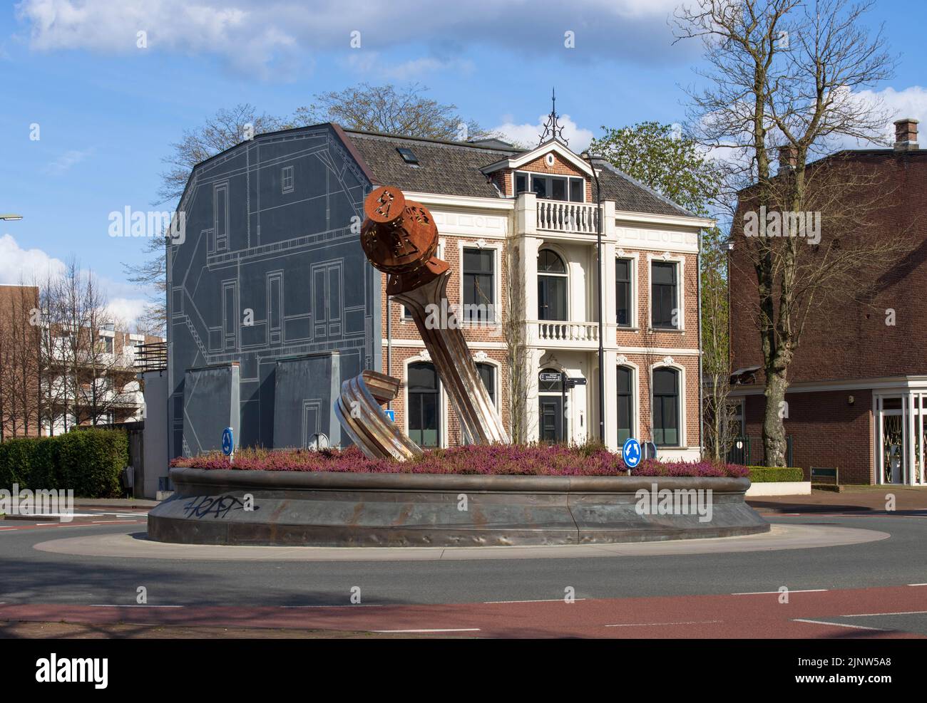 Blick auf den Kreisverkehr das krumme Schwert von Raadhuislaan aus gesehen mit hinten Oostwal und den Apartments auf Berghkwartier. Stockfoto