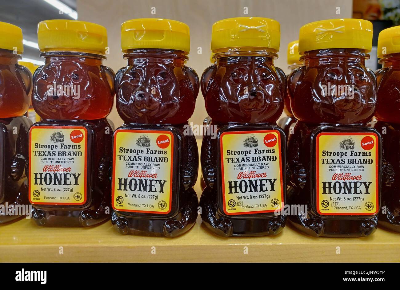 Houston, Texas USA 07-20-2022: Honig der lokalen texanischen Marke von Stroope Farms wird auf einem Supermarktregal in Houston, TX, ausgestellt. Stockfoto