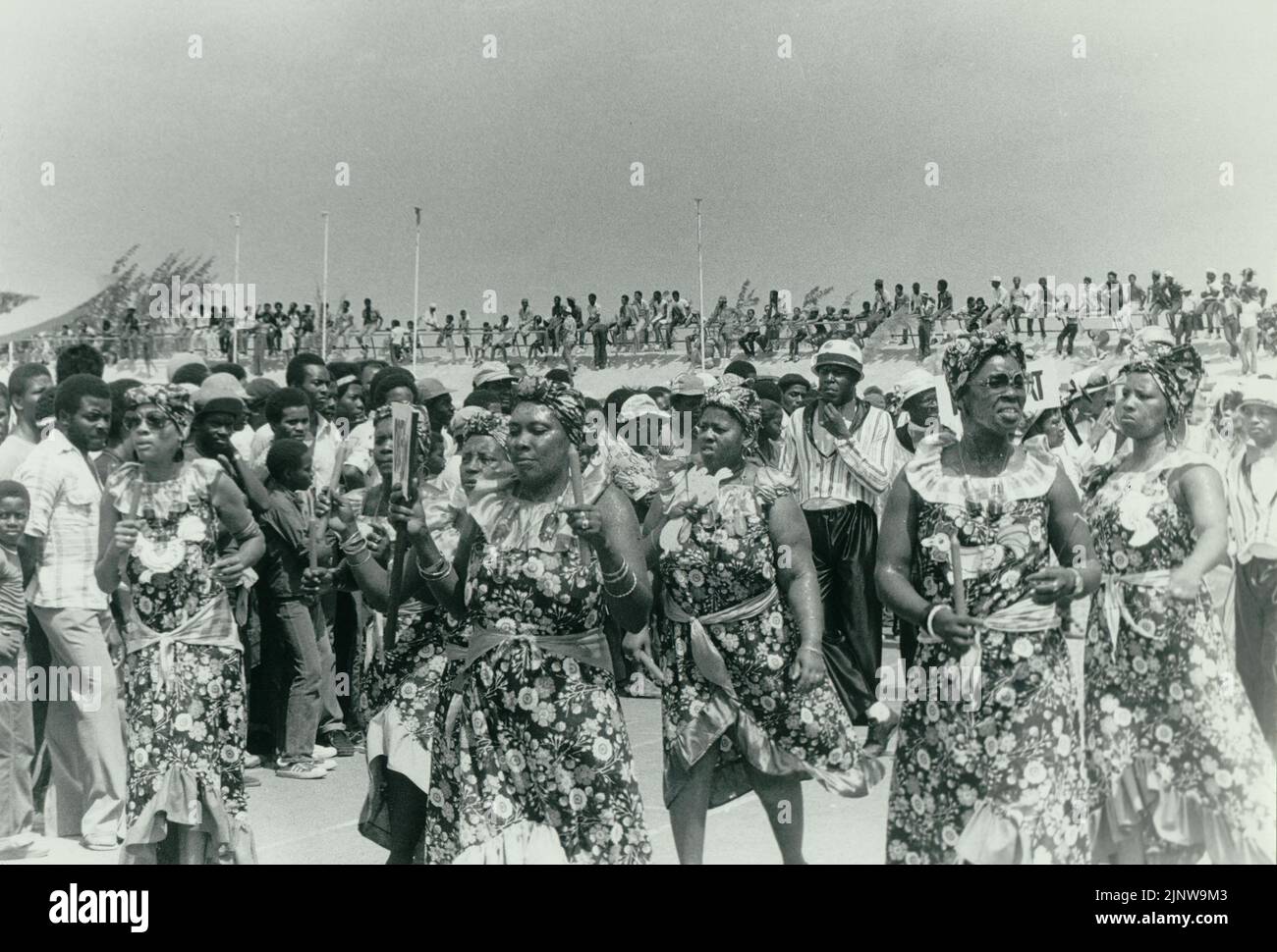 Schwarz-Weiß-Foto von Frauen in Blumenkostümen, die in einer Karnevalsparade marschieren, Barbados, Westindien Stockfoto