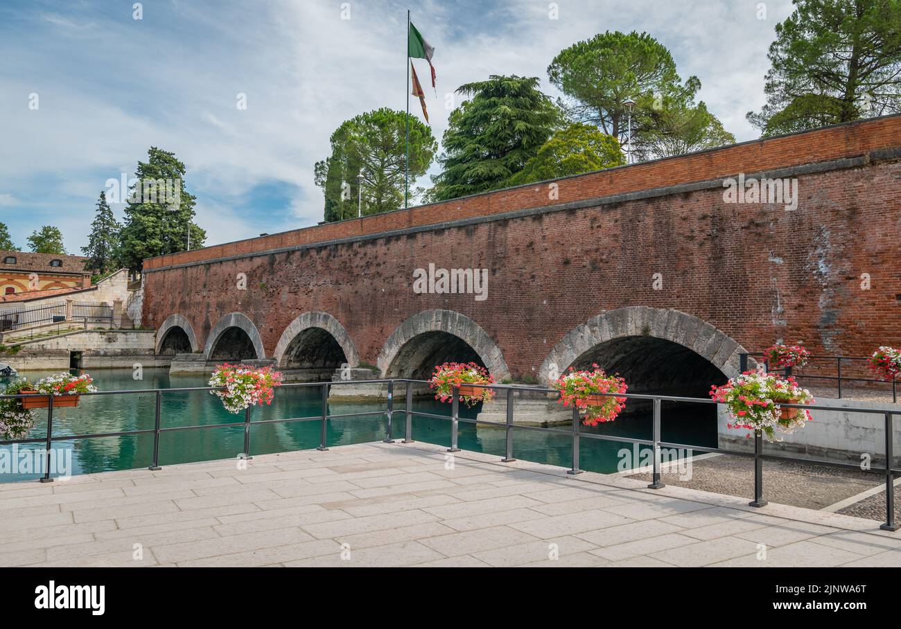 Die Voltoni-Brücke. Peschiera del Garda, Provinz Verona, Venetien, Norditalien, Europa. Stockfoto