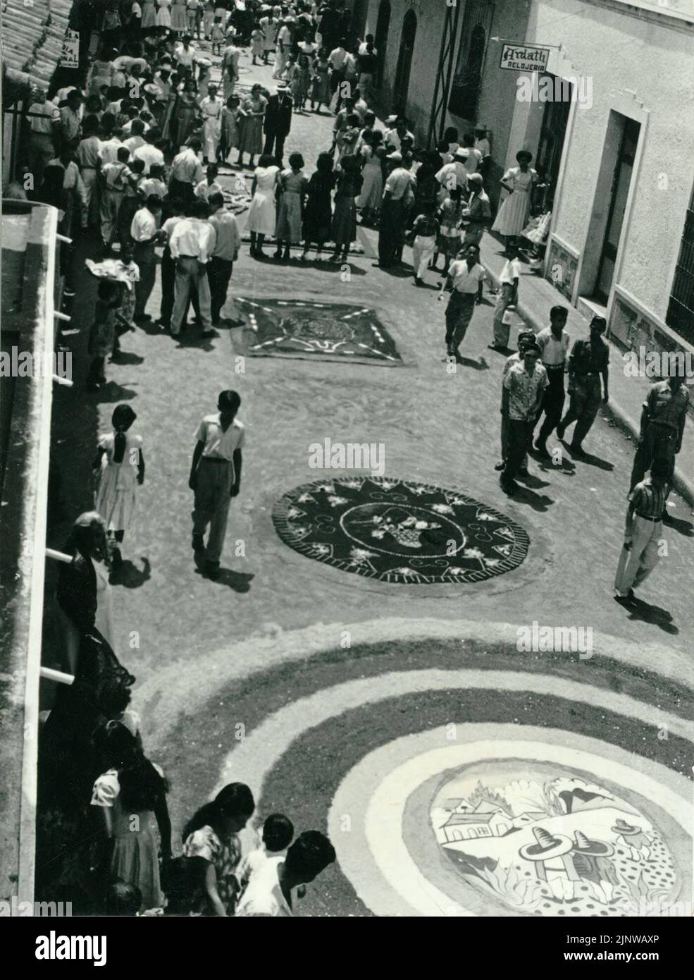 Schwarz-Weiß-Foto einer Osterparade mit Straßen, die mit Sägemehl-Teppichen geschmückt sind, El Salvador, Mittelamerika Stockfoto