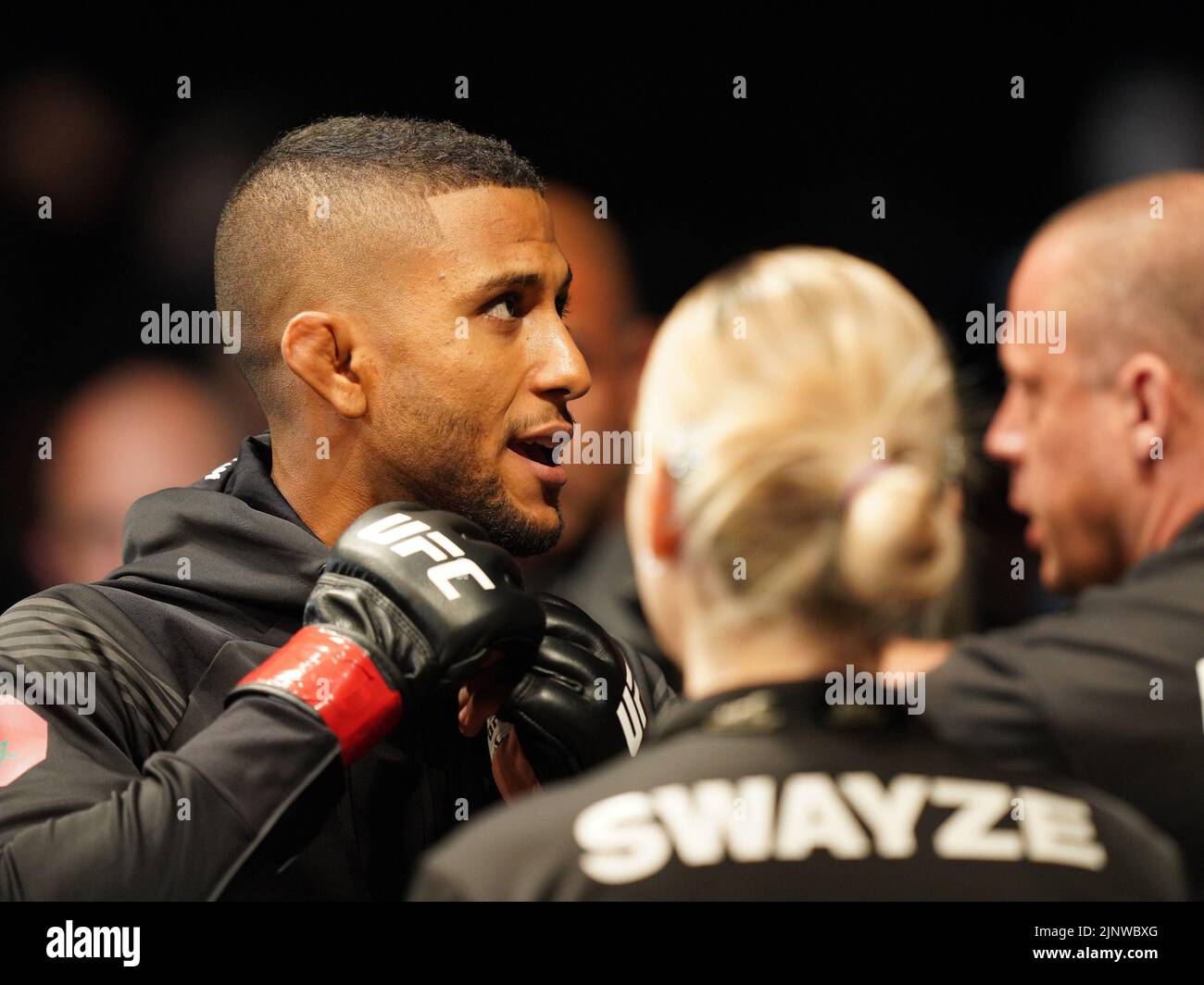 SAN DIEGO, CA - 13. AUGUST: Youssef Zalal bereitet sich auf den Kampf gegen Da’Mon Blackshear in ihrem Bantamweight-Kampf während der UFC Fight Night: Vera gegen Cruz-Veranstaltung in der Pechanga Arena am 13. August 2022 in San Diego, Kalifornien, USA, vor. (Foto von Louis Grasse/PxImages) Credit: Px Images/Alamy Live News Stockfoto