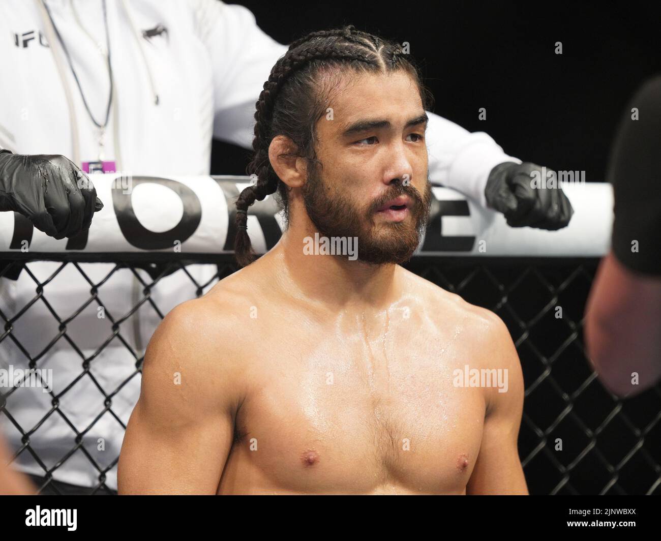 SAN DIEGO, CA - 13. AUGUST: (L-R) Ode Osbourne kämpft während der UFC Fight Night gegen Tyson Nam in der Pechanga Arena am 13. August 2022 in San Diego, Kalifornien, USA. (Foto von Louis Grasse/PxImages) Credit: Px Images/Alamy Live News Stockfoto
